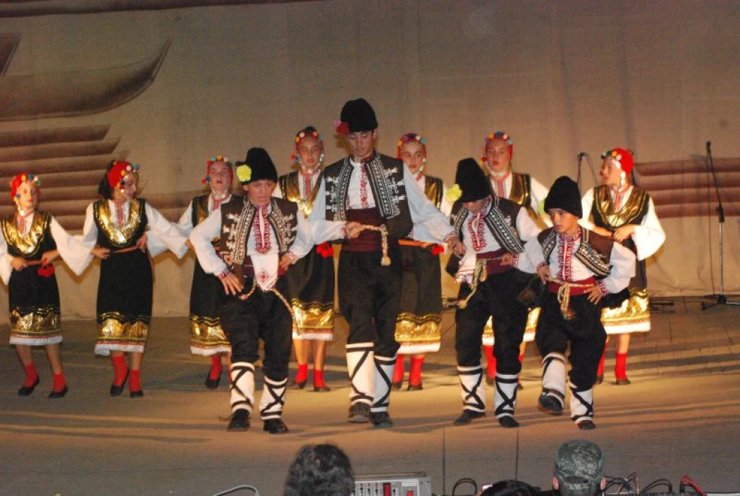 Детски танцов състав „Тетовче“ с ръководител Диляна Ангелова – Асланян